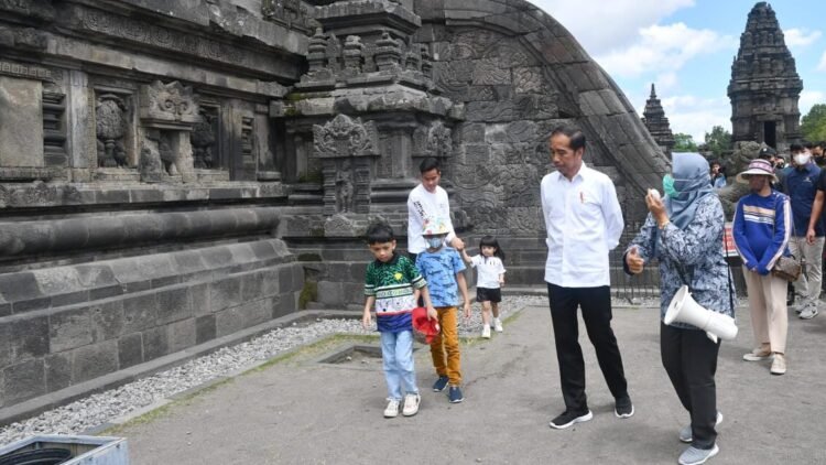 Ajak Cucu ke Candi Prambanan, Presiden Jokowi Promosikan Wisata Edukasi