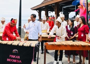Alunan Musik Kolintang Sambut Presiden di Pantai Malalayang