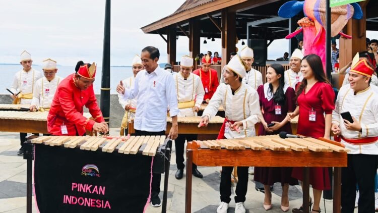 Alunan Musik Kolintang Sambut Presiden di Pantai Malalayang