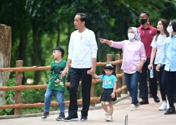 Cuti Bersama, Presiden Jokowi Ajak Cucu Kunjungi Solo Safari