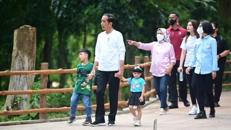 Cuti Bersama, Presiden Jokowi Ajak Cucu Kunjungi Solo Safari