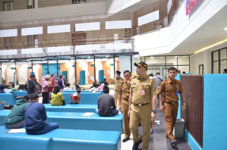 Hari Pertama Kerja Awal tahun 2023, Bupati Zaki Sidak Kantor Pelayanan