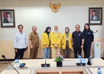 Ketua Komisi V DPRD Banten Bersama Kabag Humas dan Aspirasi Setwan Terima Diskusi Mahasiswa Unsera