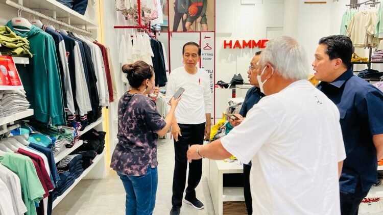 Kunjungi Mal di Pekanbaru, Presiden dan Para Menteri Belanja Produk Lokal Indonesia