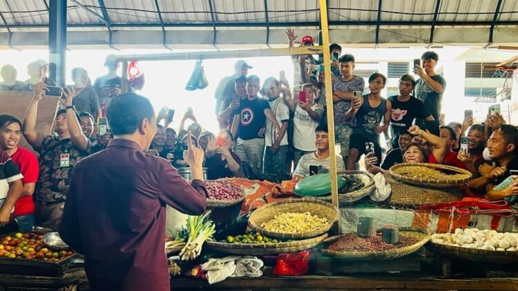 Masyarakat Manado Antusias Sambut Kedatangan Presiden Jokowi
