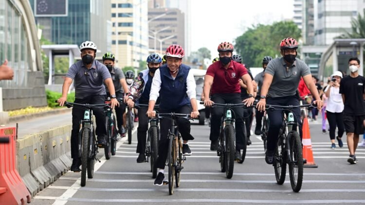 Presiden Jokowi Bersepeda di Kawasan CFD Sudirman-Thamrin