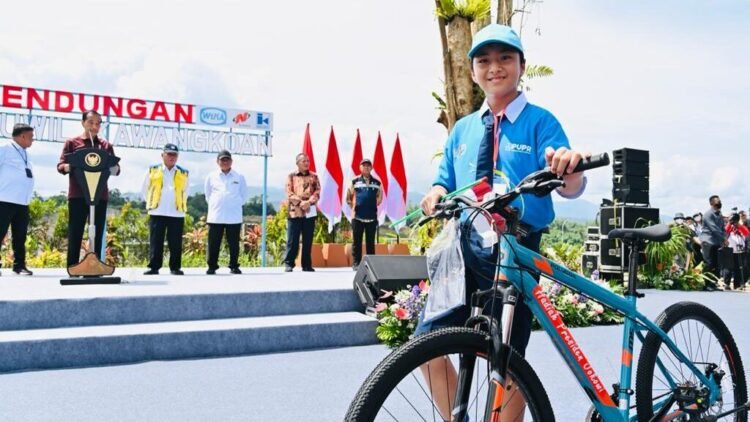 Saat Presiden Jokowi Berikan Kuis Berhadiah Sepeda di Bendungan Kuwil Kawangkoan