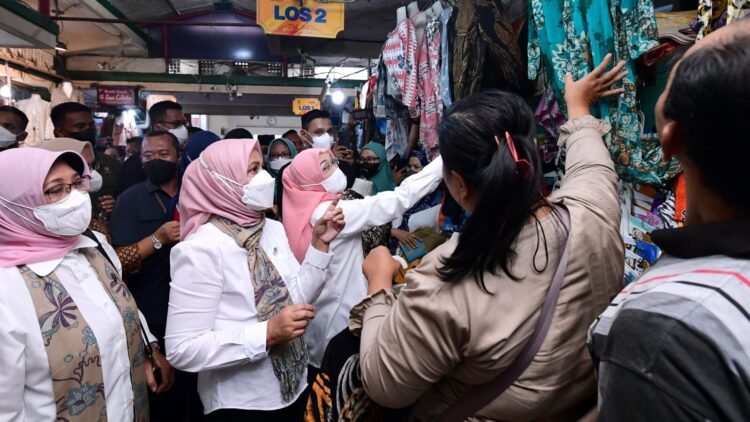 Tinjau Pasar Beringharjo, Ibu Iriana Jokowi dan Ibu Wury Dukung Produk UMKM Lokal