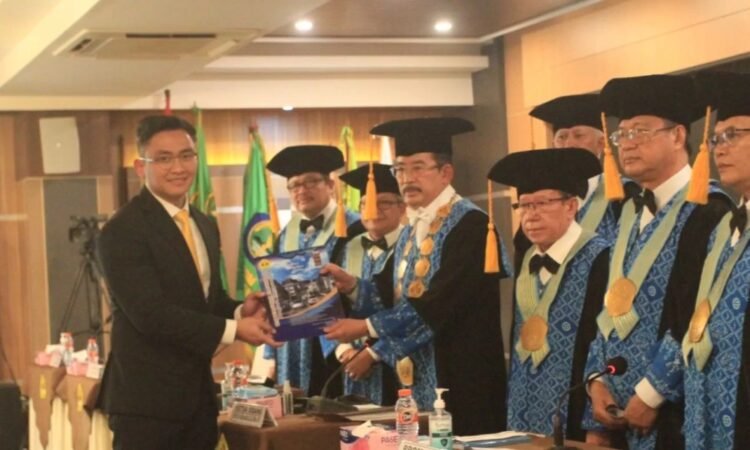 Andika Hazrumy Raih Gelar Doktor dari Unpas Bandung dengan Nilai Cum Laude