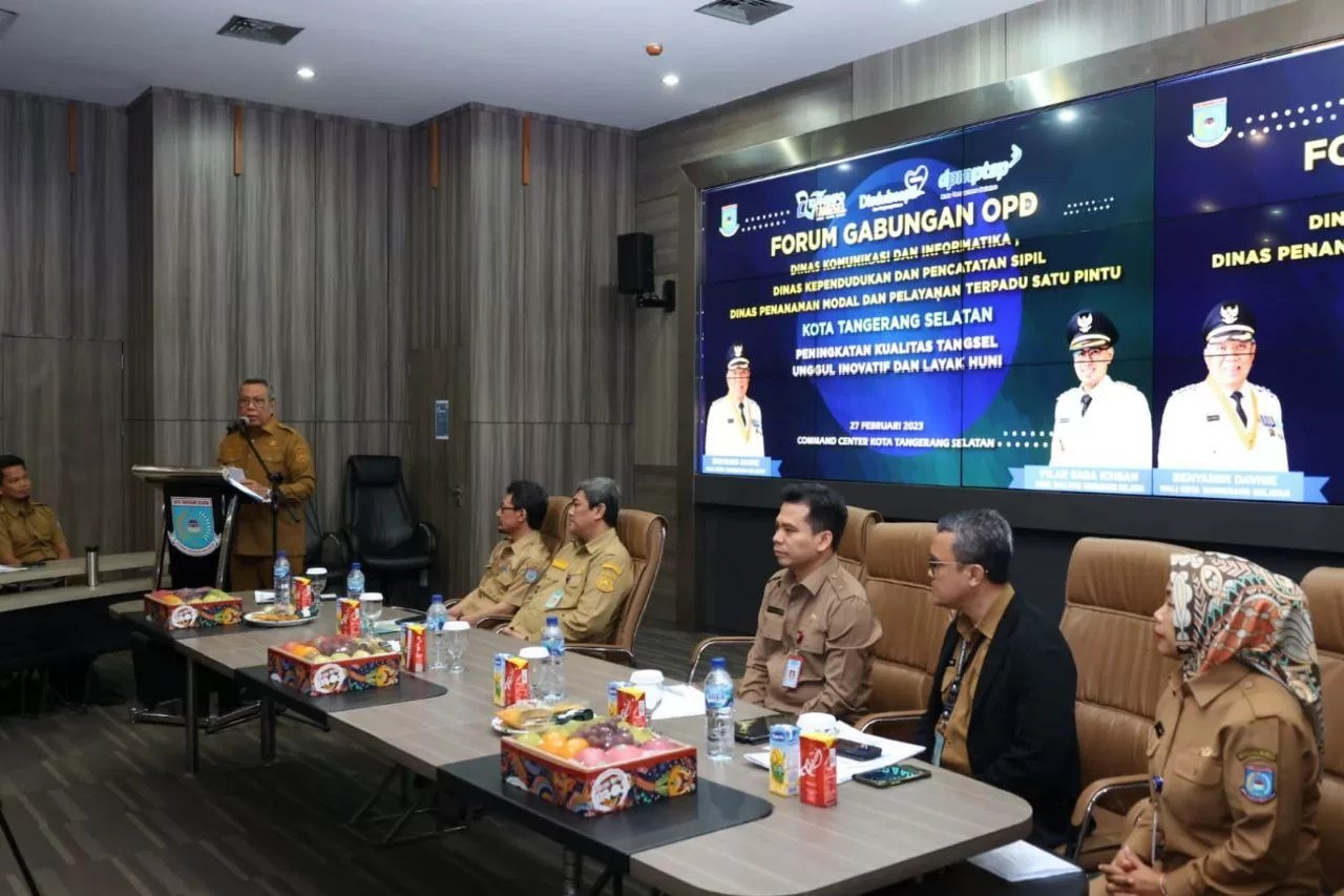 Wali Kota Benyamin Davnie pada Forum Organisasi Perangkat Daerah, Dinas Komunikasi dan Informatika (DISKOMINFO), Dinas Penanaman Modal dan Pelayanan Terpadu Satu Pintu (DPMPTSP) dan Dinas Kependudukan dan Pencatatan Sipil (DISDUKCAPIL) yang bertempat di Command Centre Gedung 3, Puspemkot Tangsel, Senin (27/02).