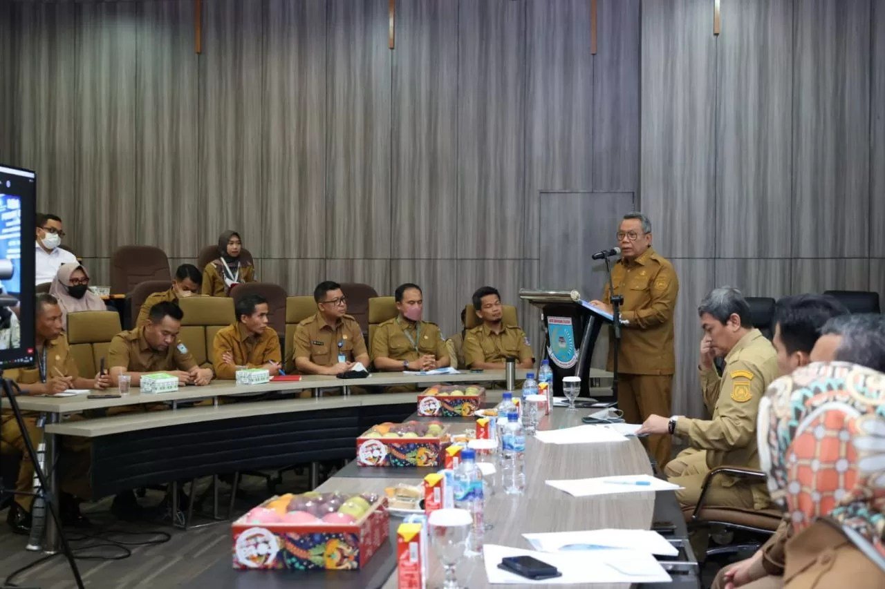 Wali Kota Benyamin Davnie pada Forum Organisasi Perangkat Daerah, Dinas Komunikasi dan Informatika (DISKOMINFO), Dinas Penanaman Modal dan Pelayanan Terpadu Satu Pintu (DPMPTSP) dan Dinas Kependudukan dan Pencatatan Sipil (DISDUKCAPIL) yang bertempat di Command Centre Gedung 3, Puspemkot Tangsel, Senin (27/02).