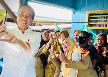 Antusiasme Warga Kampung Nelayan Tanjung Pasir Sambut Kunjungan Presiden Jokowi dan Ibu Iriana