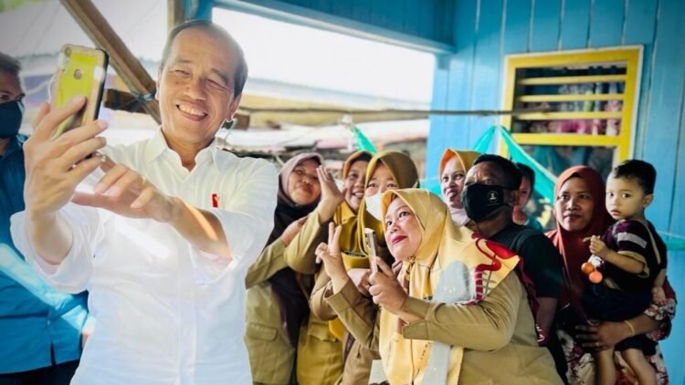 Antusiasme Warga Kampung Nelayan Tanjung Pasir Sambut Kunjungan Presiden Jokowi dan Ibu Iriana