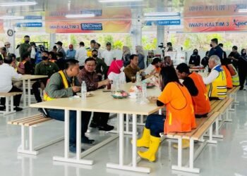 Makan Siang Bersama Pekerja Proyek, Presiden Jokowi Ajak Ngobrol dan Beri Sepeda