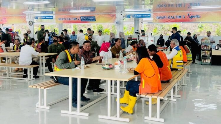 Makan Siang Bersama Pekerja Proyek, Presiden Jokowi Ajak Ngobrol dan Beri Sepeda