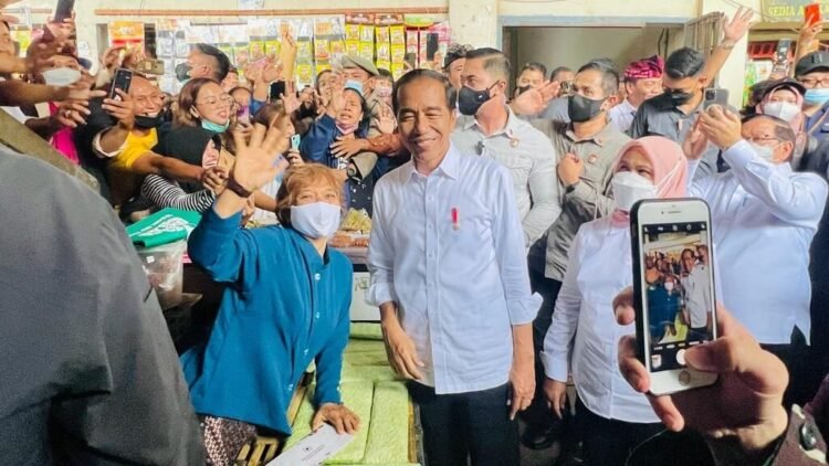 Masyarakat Antusias Sambut Kunjungan Presiden dan Ibu Iriana ke Pasar Anyar