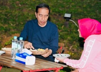 Presiden bersama Para Menteri Makan Nasi Goreng hingga Mi Godog di Tengah Alam IKN