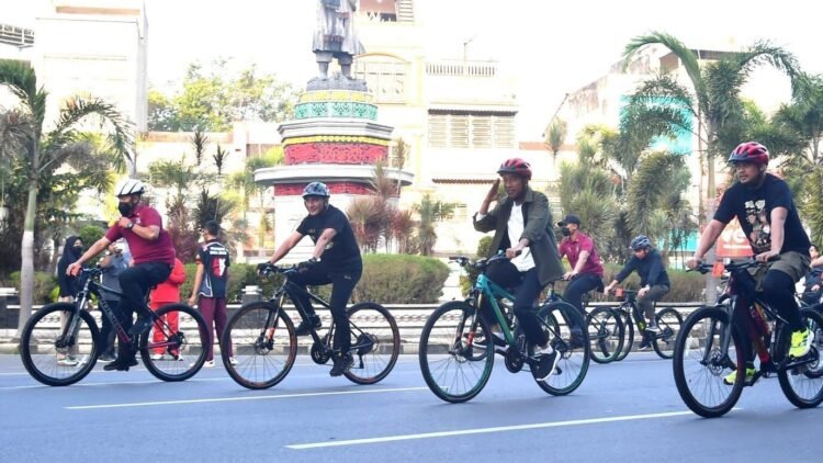 Bersepeda, Presiden Jokowi Cek Penataan Kota Medan