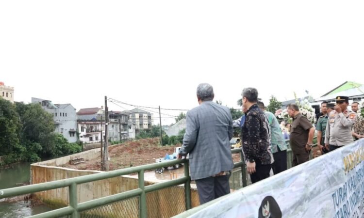 Benyamin Davnie Resmikan Pembangunan Turap Kali Puri Bintaro Indah