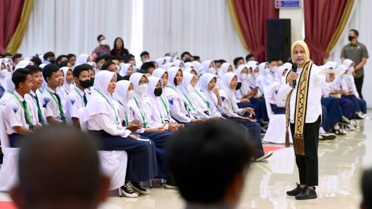 Ibu Iriana Tinjau Sosialisasi Penanggulangan Sampah dan Antinarkoba bagi Generasi Muda