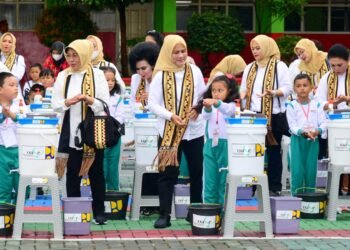 Ibu Iriana dan Anggota OASE KIM Bermain Permainan Rakyat Bersama Anak-Anak