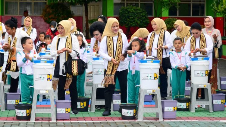 Ibu Iriana dan Anggota OASE KIM Bermain Permainan Rakyat Bersama Anak-Anak