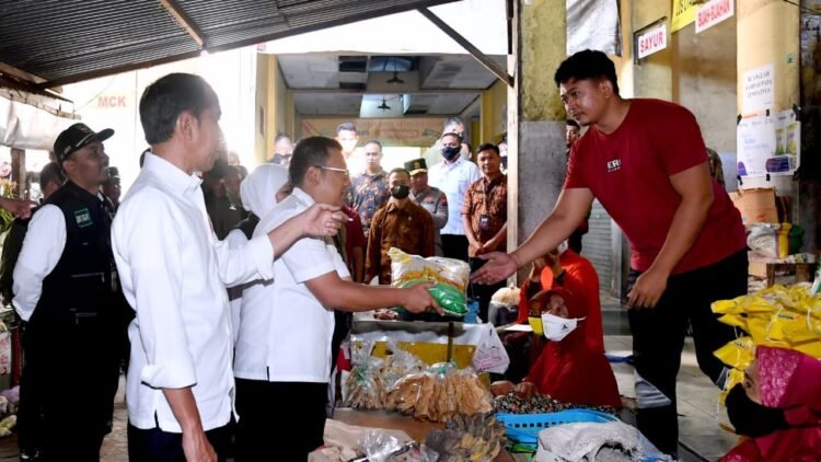 Kunjungi Pasar Beran, Presiden Cek Harga Kebutuhan Pokok