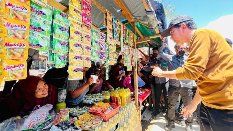 Kunjungi Pasar Youtefa Lama, Presiden Sapa Pedagang dan Bagikan Bansos