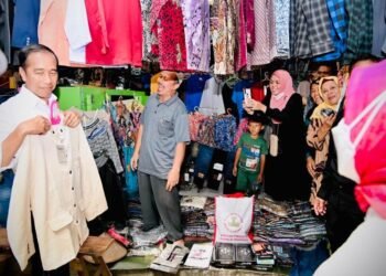 Momen Presiden Jokowi Beli Baju Koko di Pasar Petanahan Kebumen