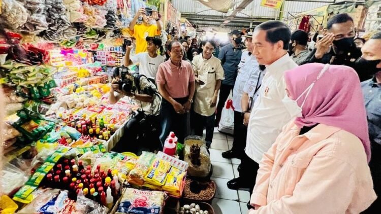 Presiden Cek Harga Sejumlah Bahan Pokok di Pasar Tramo