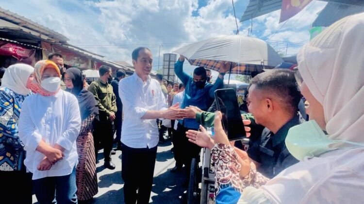Presiden Jokowi Cek Harga Kebutuhan Pokok di Pasar Baleendah