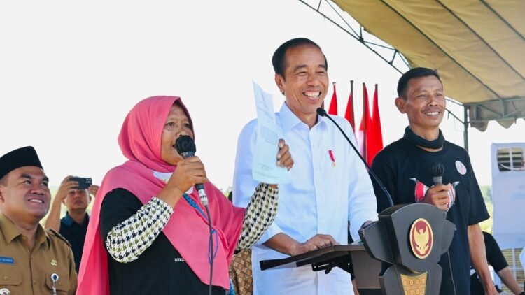 Presiden Jokowi Serahkan Sertifikat Tanah untuk Masyarakat di Kabupaten Blora