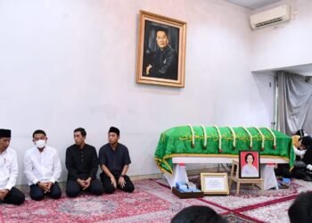 Presiden Jokowi Takziah ke Rumah Duka Almarhumah Koesni Harningsih