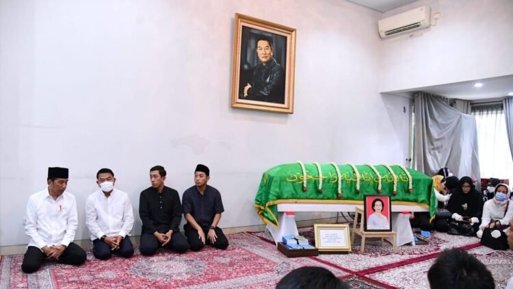 Presiden Jokowi Takziah ke Rumah Duka Almarhumah Koesni Harningsih