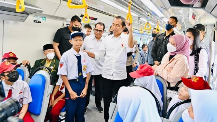 Presiden dan Ibu Iriana Jajal Kereta Pertama di Pulau Sulawesi