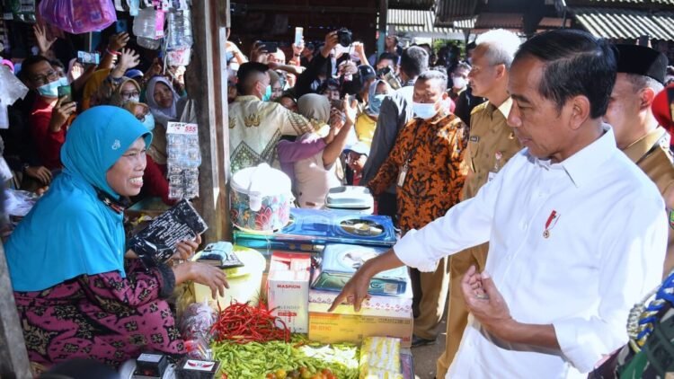 Saat Presiden Beli Cabai di Pasar Mendenrejo