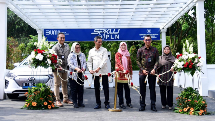 Kasetpres Resmikan SPKLU di Istana Kepresidenan Bogor