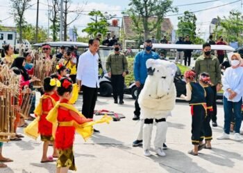 Tiba di Kolam Retensi Andir, Presiden Disuguhi Kesenian Dodombaan