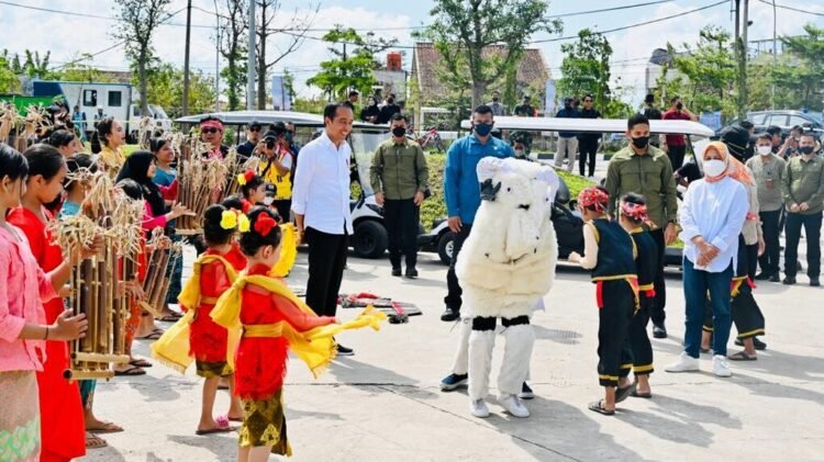 Tiba di Kolam Retensi Andir, Presiden Disuguhi Kesenian Dodombaan