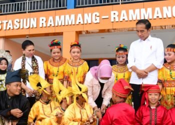 Tiba di Stasiun Rammang-Rammang, Presiden Disambut Tiga Tarian Khas Sulawesi Selatan