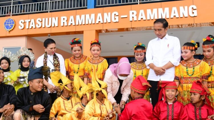 Tiba di Stasiun Rammang-Rammang, Presiden Disambut Tiga Tarian Khas Sulawesi Selatan