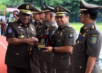 Walikota Arief R. Wismansyah Terima Penghargaan Karya Bhakti Satpol PP