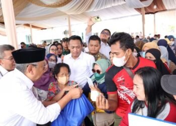 Disambut Antusiasme Ribuan Warga, Wali Kota Benyamin Davnie Buka Bazar Ramadan