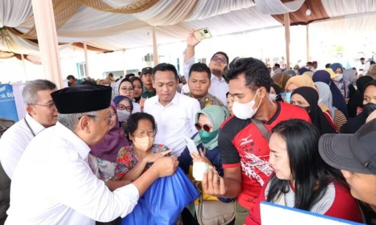 Disambut Antusiasme Ribuan Warga, Wali Kota Benyamin Davnie Buka Bazar Ramadan