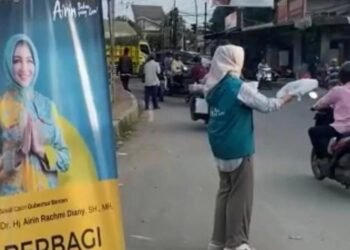 Relawan Airin Rachmi Diany Berbagi Takjil di Sejumlah Wilayah di Banten