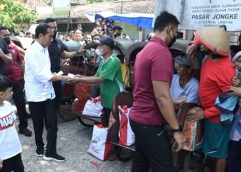 Akhir Pekan, Presiden dan Ibu Iriana Bagikan Bantuan untuk Pedagang dan Masyarakat