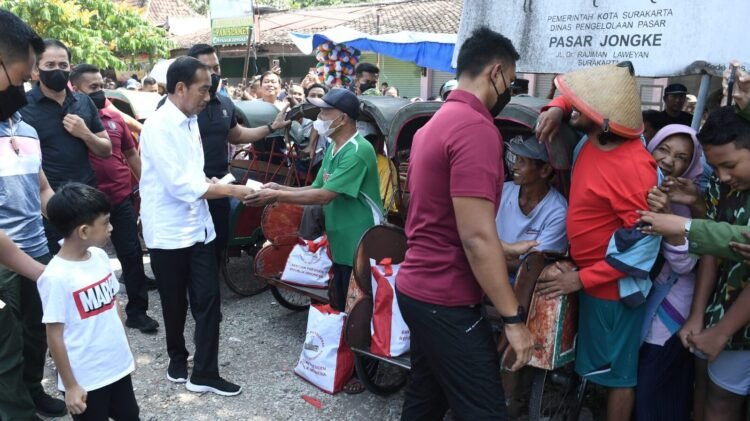 Akhir Pekan, Presiden dan Ibu Iriana Bagikan Bantuan untuk Pedagang dan Masyarakat
