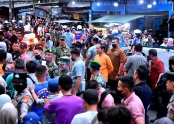 Antusiasme Warga Bogor Antre Sembako dari Presiden Jokowi