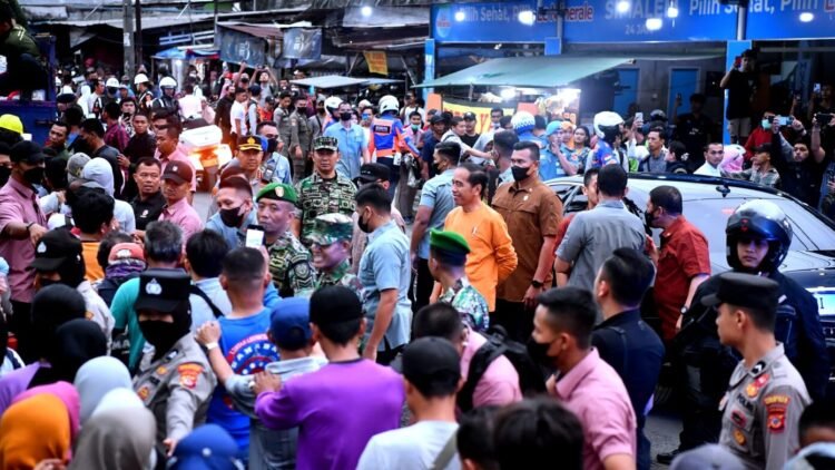 Antusiasme Warga Bogor Antre Sembako dari Presiden Jokowi