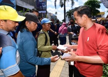 Jelang Lebaran, Presiden Jokowi Bagikan “THR” ke Pedagang di Pasar Legi